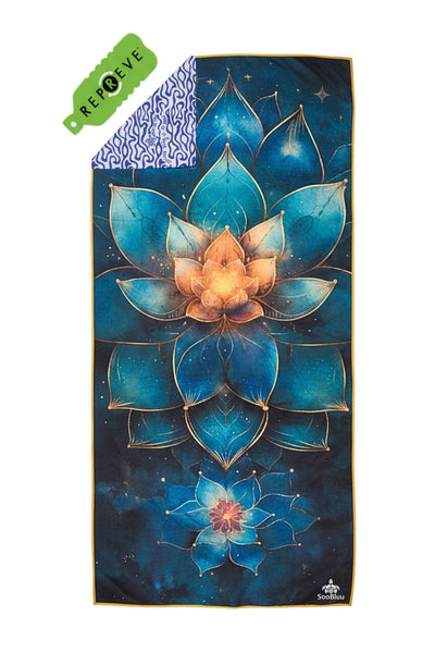 Antislip yogahanddoek Lotus van SooBluu fluweelzacht, duurzaam en gemaakt van gerecycled plastic